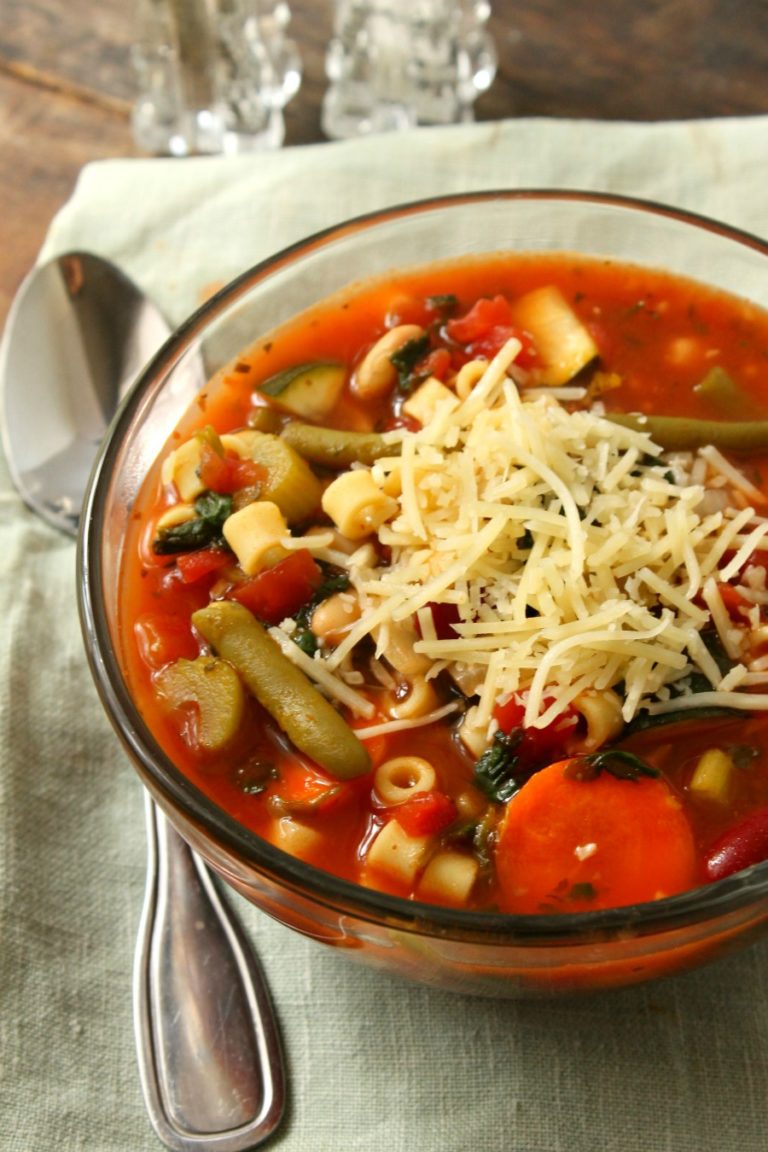 Crockpot Minestrone Soup Inspired by Olive Garden | MoscatoMom.com