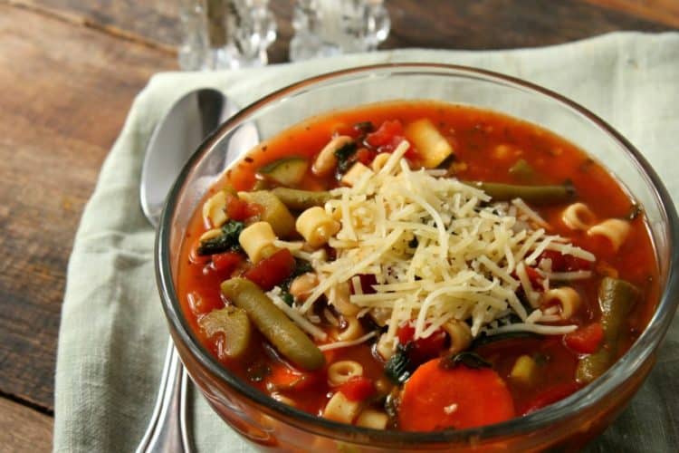 Crockpot Minestrone Soup Inspired by Olive Garden | MoscatoMom.com